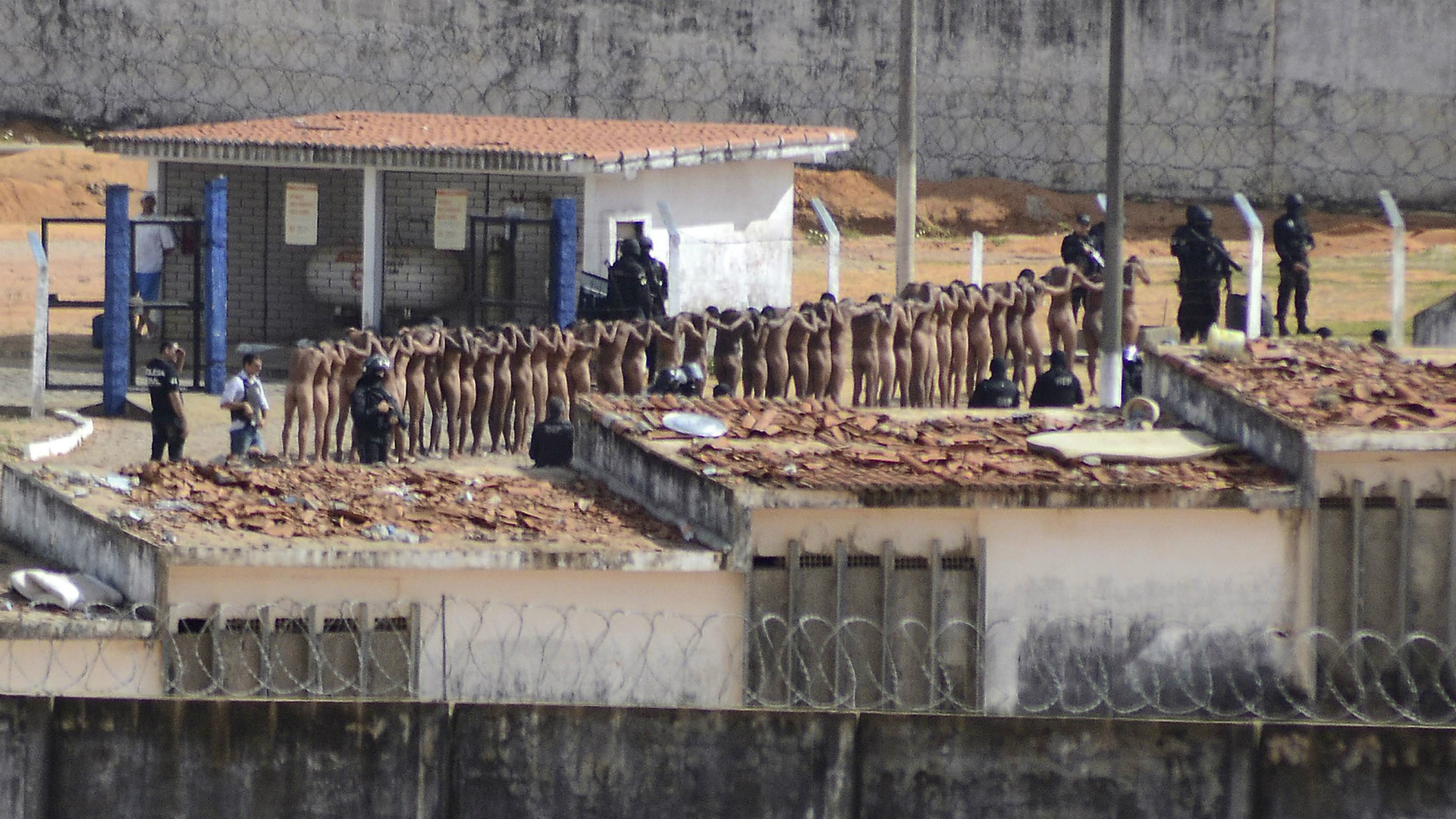 Foto tomada del momento en que la policía interviene en el penal. (AP)