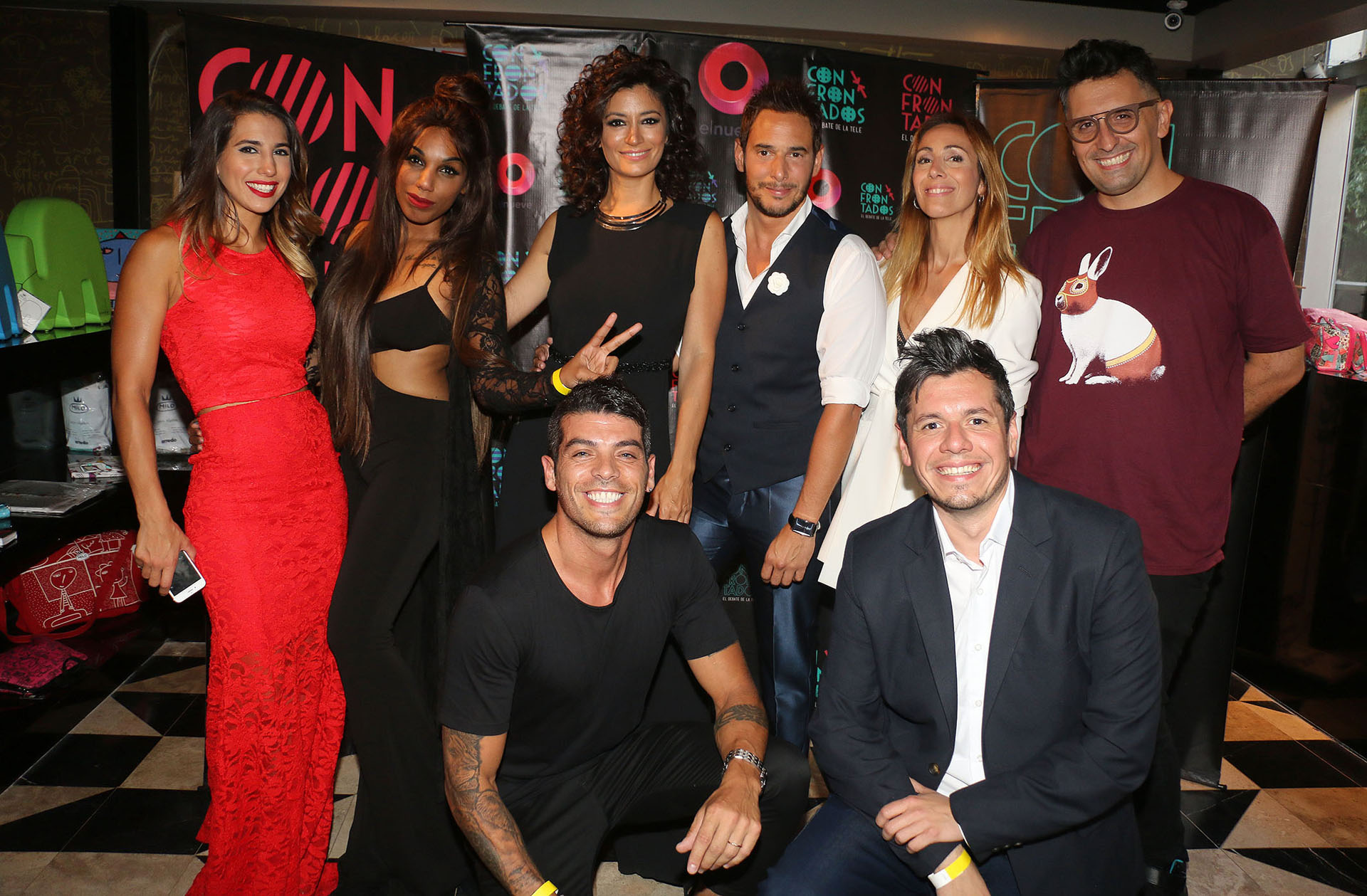 Carla Conte y Rodrigo Lussich, acompañados por los panelistas de “Confrotados”: Cinthia Fernández, MImi, Paula Varela, Franco Torchia, Héctor Rossi y Cristian U.