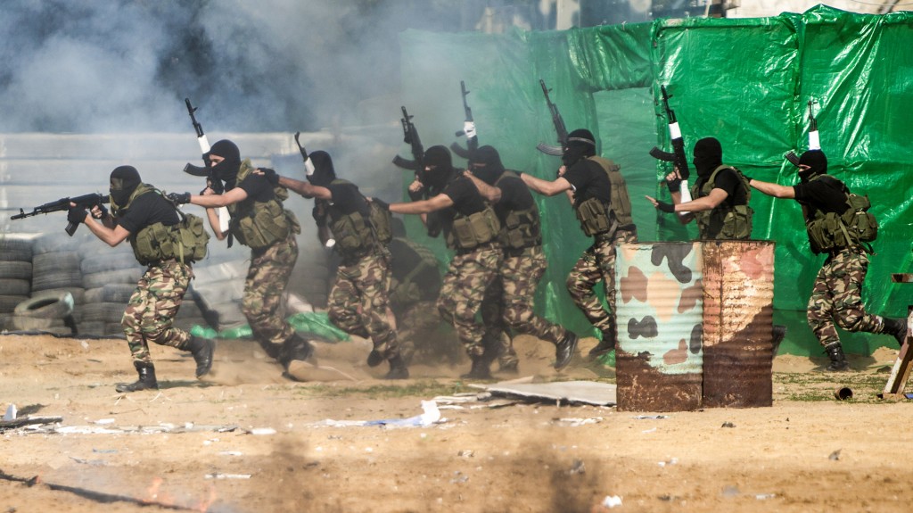 Los cadetes mostraron el uso de armas de fuego y tácticas de combate urbano (AFP)