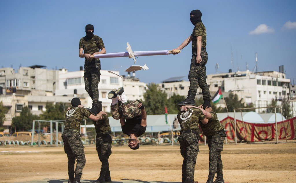 La graduación se da en un momento de tensión en la Franja de Gaza debido a la falta de electricidad (AFP)