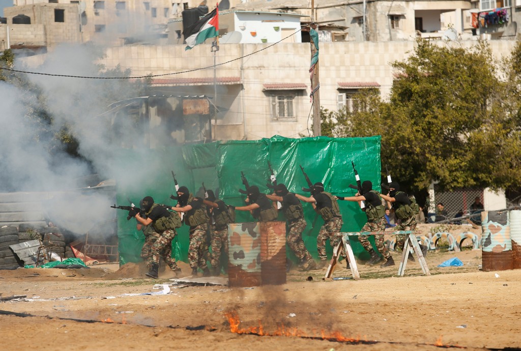 Otra imagen del simulacro de ataque a una posición israelí (AFP)