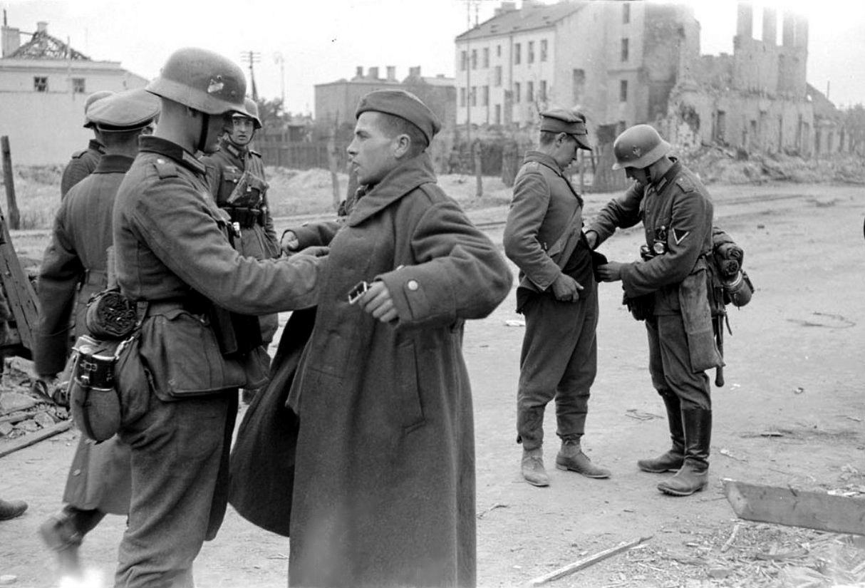 Soldados alemanes requisan a polacos durante la invasión de Adolf Hitler a Polonia