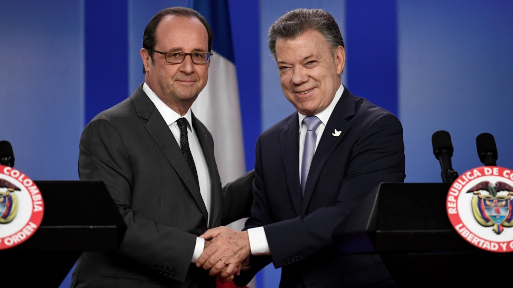 Los jefes de Estado de Francia, François Hollande; y de Colombia, Juan Manuel Santos (AFP)