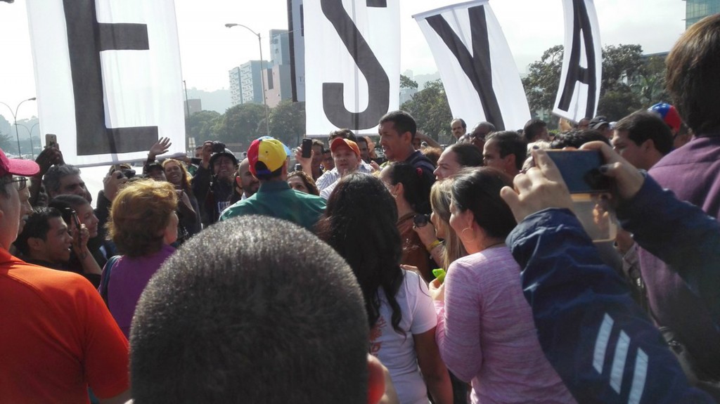 La autopista Francisco Fajardo se llenó de gente (@adrianadelia)