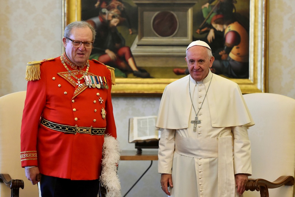 El Papa Francisco junto con Robert Matthew Festing, Principe y Gran Maestro de la Orden de Malta en una audiencia privada en junio de 2016 (Reuters)