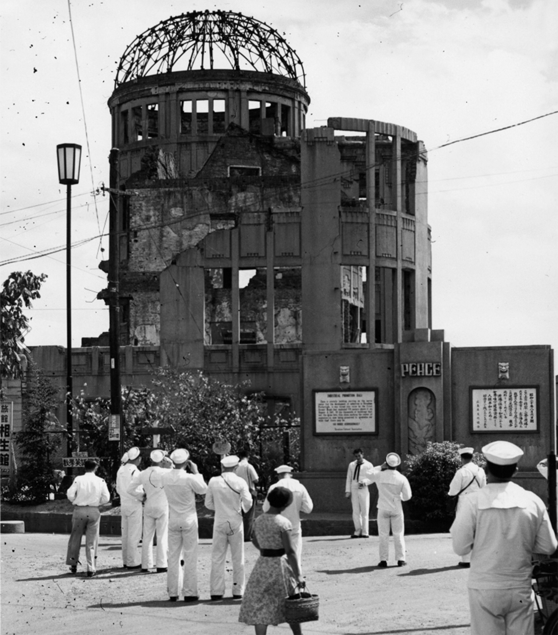 El Centro de Exhibiciones Industriales de la Prefectura de Hiroshima sobrevivió casi intancto a la explosión. Hoy es un museo conocido como el Domo Genbaku