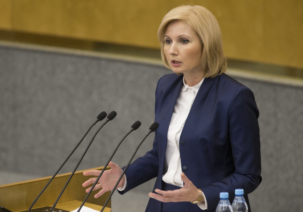 La congresista Olga Batalina, coautora del proyecto, habla ante el Congreso (AP)