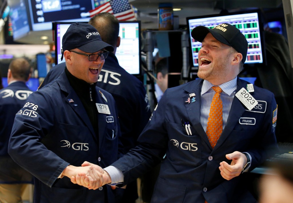 Corredores de bolsa celebran el rompimiento de la marca (Reuters)
