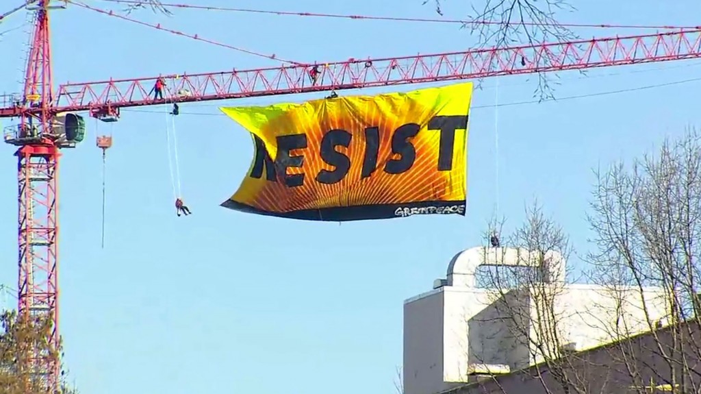 Ambientalistas colgaron una bandera con la inscripción “Resist”