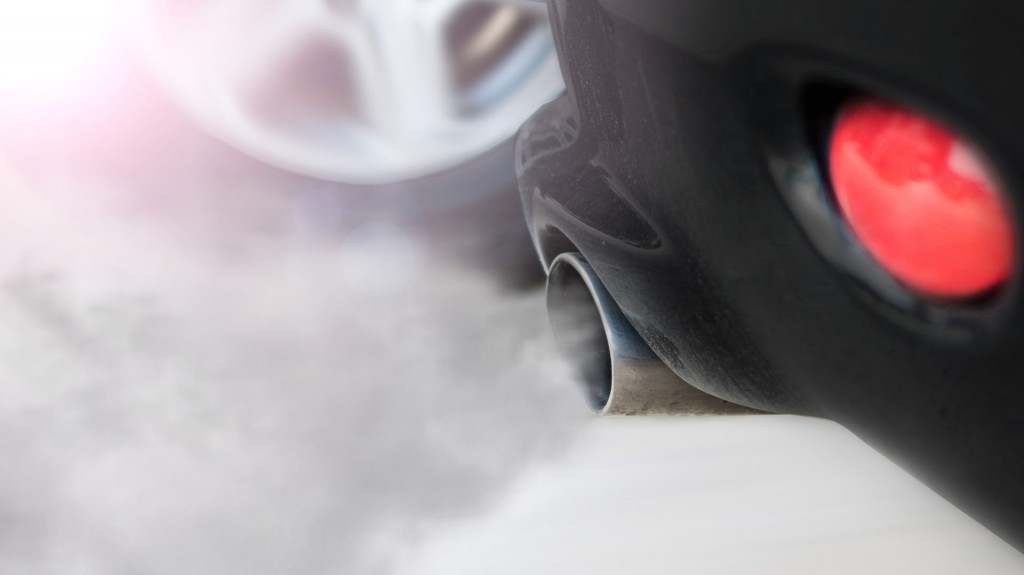 El color del humo del tubo de escape es un indicador de diversos problemas mecánicos (iStock)