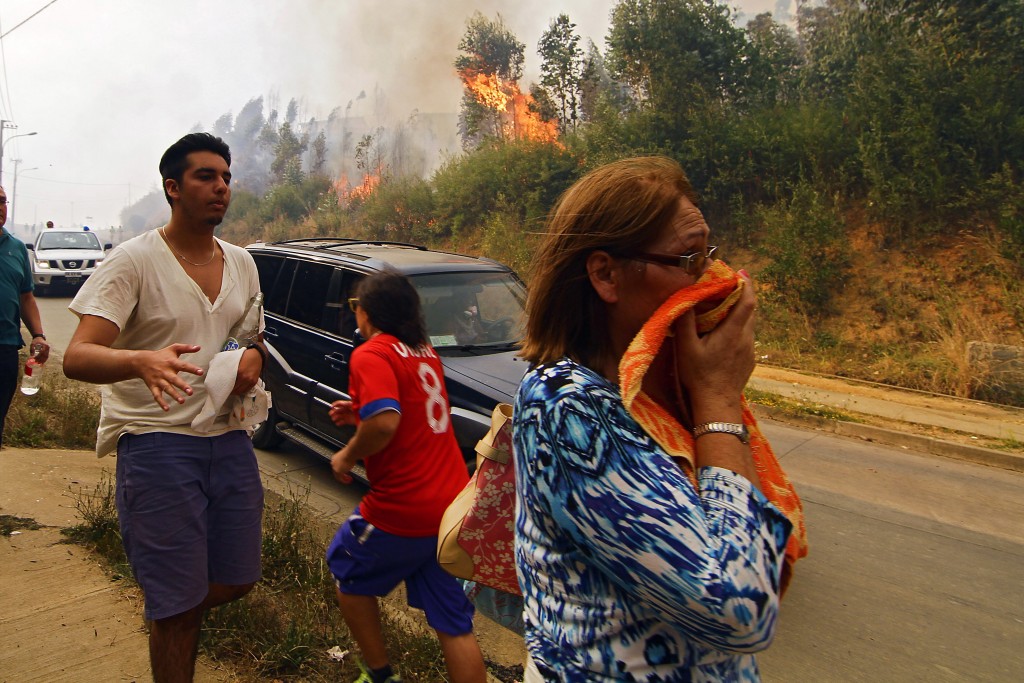 Personas huyendo en Hualañe, en Concepción, Chile (AP)