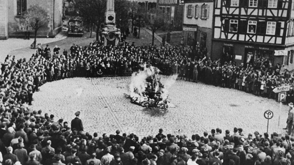La quema de objetos provenientes de una sinagoga durante el Kristallnacht, en 1938. La familia Shinagel evitó la ola de vandalismo contra judíos escapando de Austria (Times of Israel)