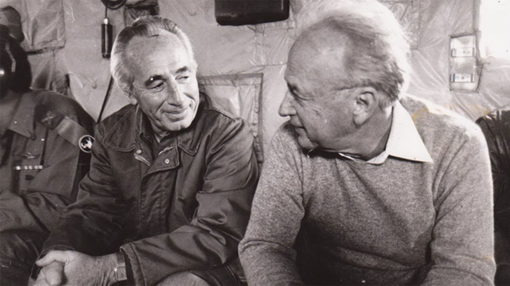 El entonces ministro de Defensa, Shimon Peres, con el premier Isaac Rabin en la década de 1970, cuando Shinagel daba sus primeros pasos como Decano lo conoció (GPO)