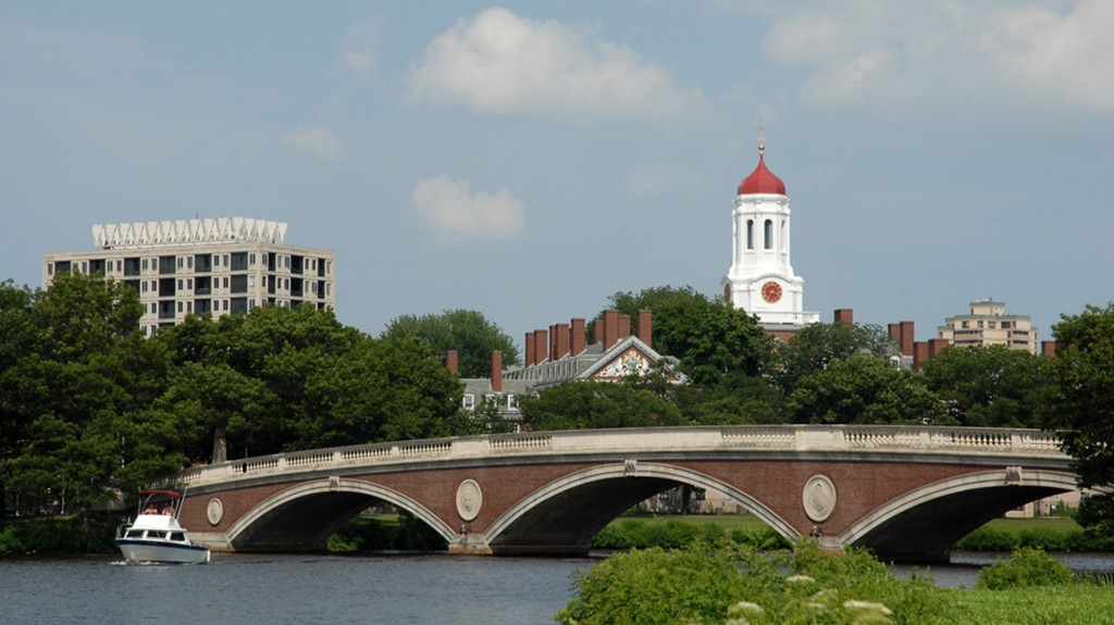 La Universidad de Harvard, en Cambridge, Estados Unidos, donde Shinagel se graduó y fue decano de Educación Continua por 36 años antes de retirarse (Shutterstock)