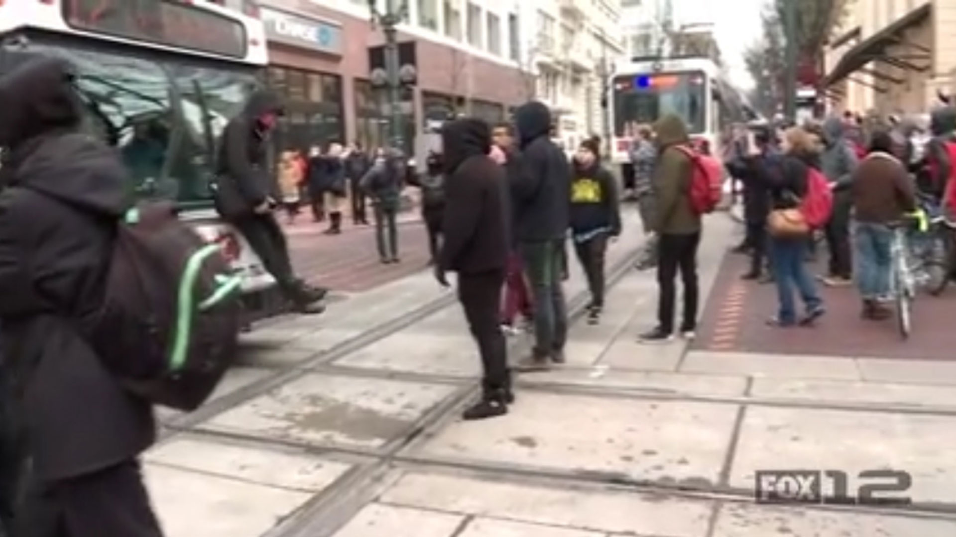 La policía de Portland actuó de inmediato y redujo a los manifestantes en pocos segundos. Catorce de ellos fueron detenidos