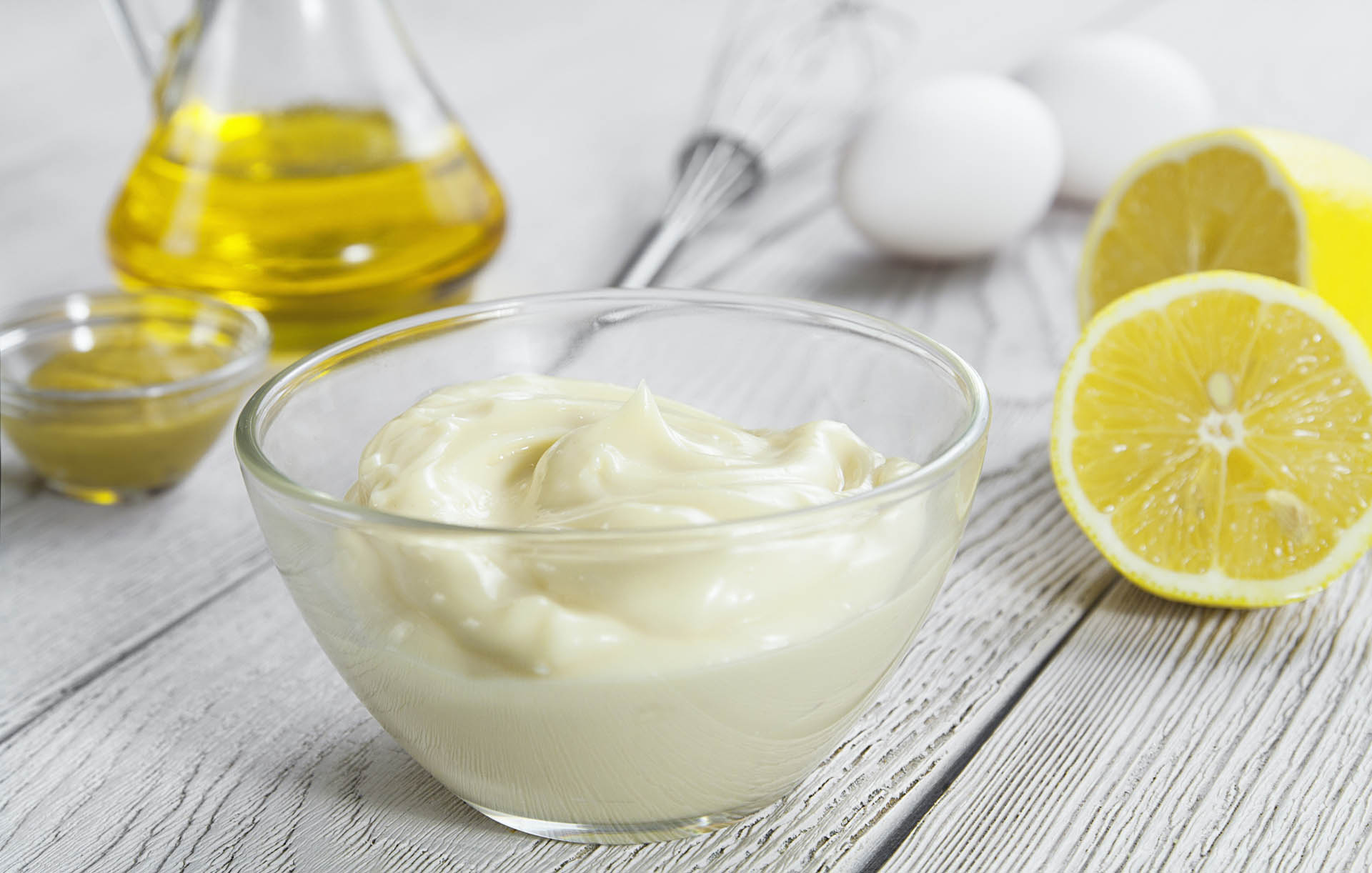 Los aderezos aportan muchas calorías en cualquier porción donde se sirvan (iStock)