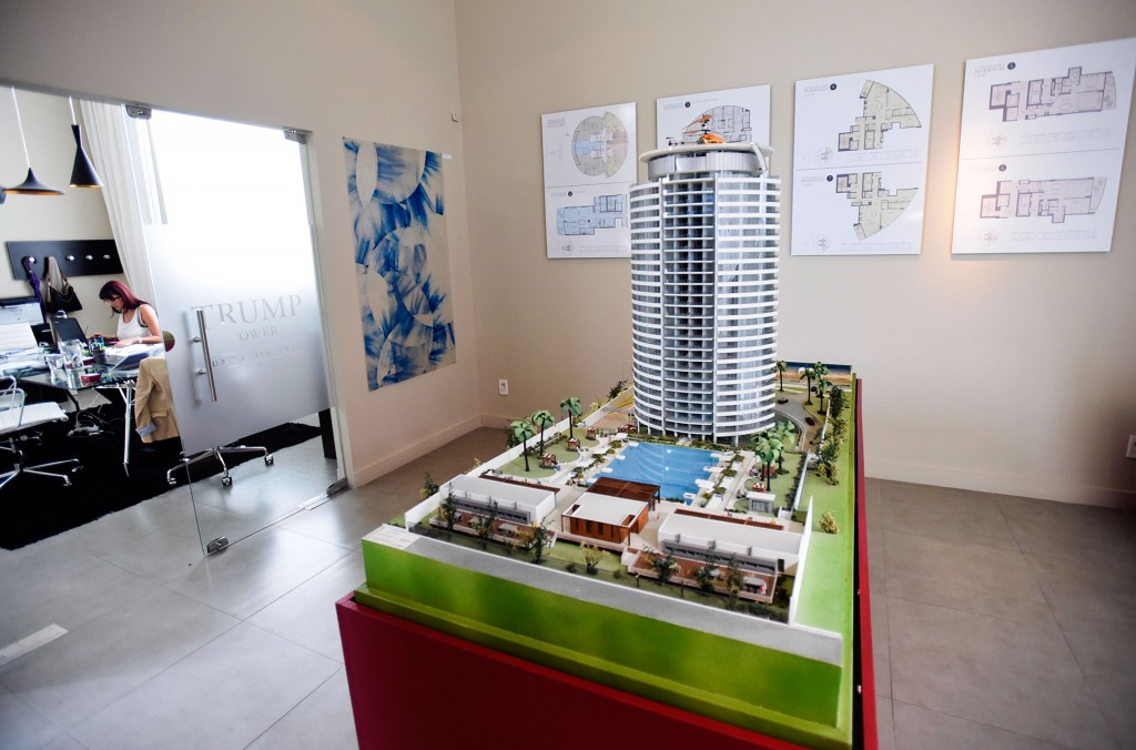 Las oficnas cuentan con una maqueta que muestra cómo quedará la torre cuando esté finalizada. Las indicaciones de los colores para usar siguen los dictados del feng shui