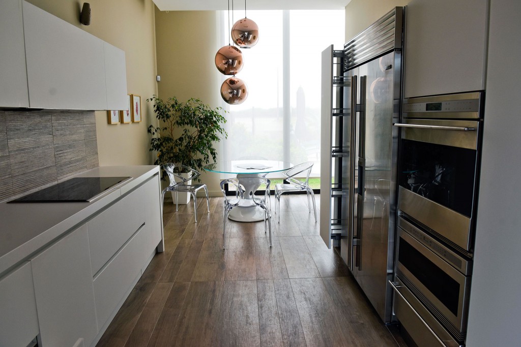 Aunque la obra no está terminada, el showroom permite ver cómo quedaría la cocina de las unidades