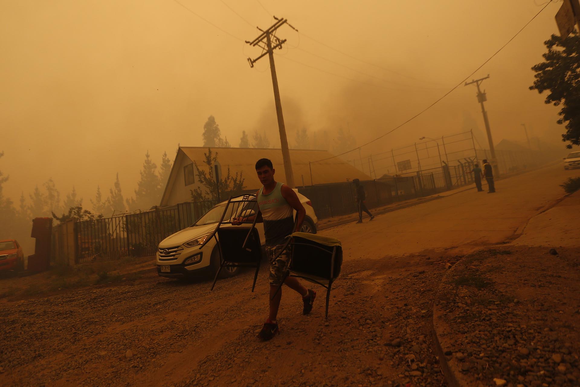 “Esto es desesperante. Las llamas se acercan y lo único que podemos hacer es aguantar y rezar”, dijo a la AFP Sofía, una joven de 19 años vecina de la localidad de Llico, donde decenas de casas fueron evacuadas ante la amenaza del fuego