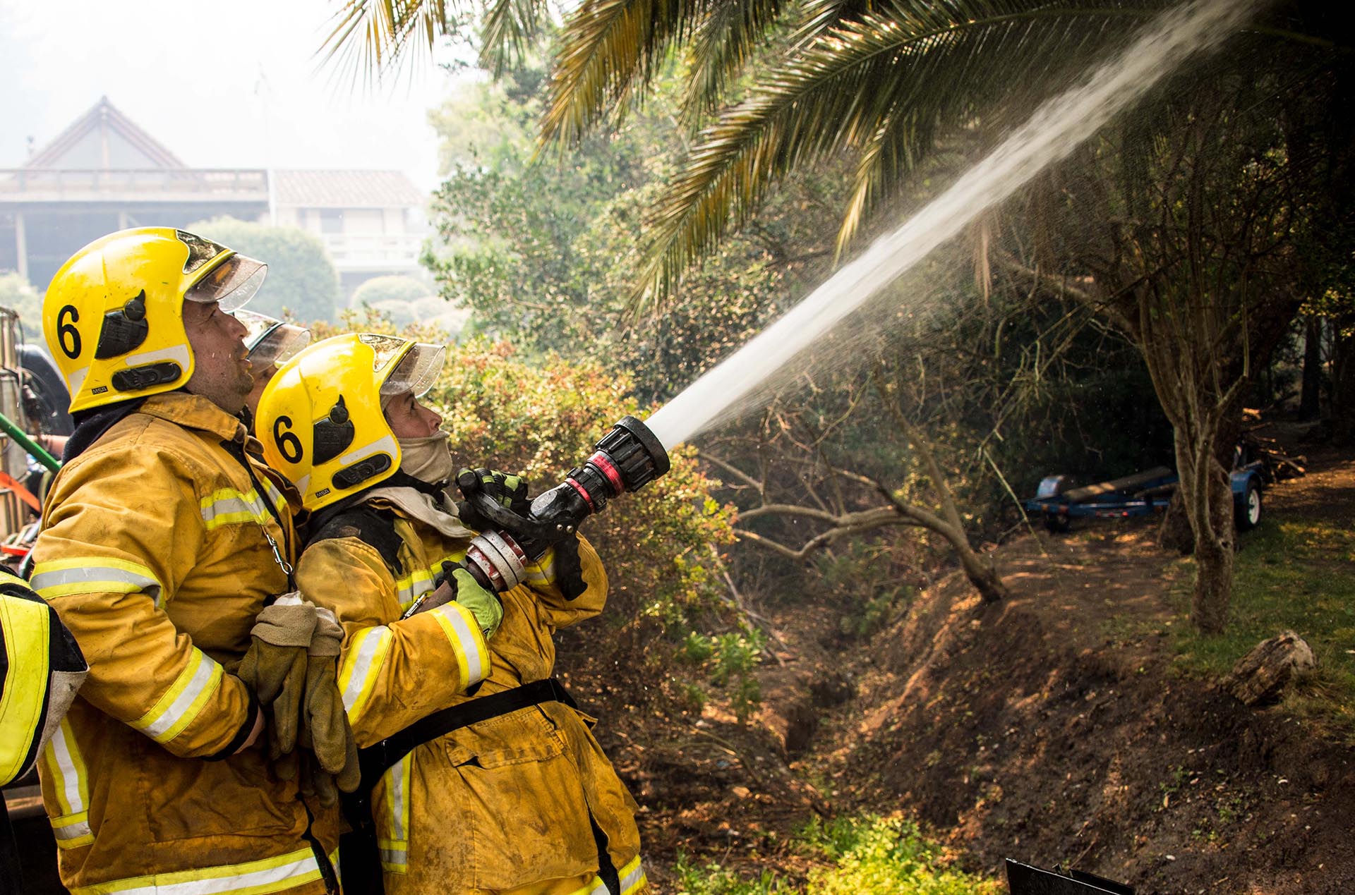 Las imágenes de televisión resultan dantescas: casas destruidas, focos de fuego que se consumen lentamente, gente con algunos enseres que lograron salvar del infierno vivido, envuelta en una espesa nube de humo