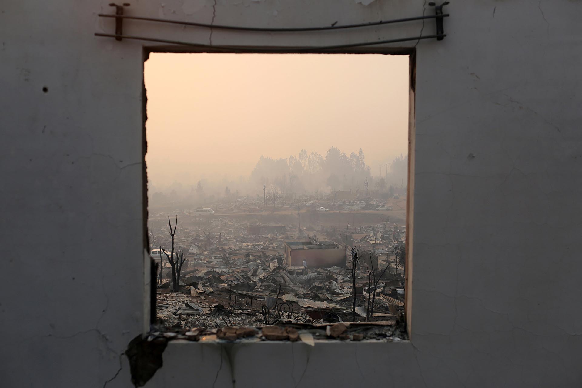 Hasta ahora prácticamente confinados a los bosques y campos, los incendios tomaron un nuevo cariz en la madrugada del jueves al arrasar la localidad rural de Santa Olga, en la región del Maule (280 km al sur de Santiago), donde cerca de un millar de viviendas quedaron totalmente calcinadas y más de 4.000 personas de esta comuna fueron evacuadas