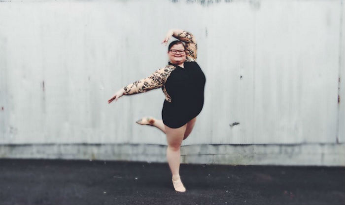 Llama la atención su peso desproporcionado entre las bailarinas regulares de ballet, ello no impide el desempeño excelente de Howell.