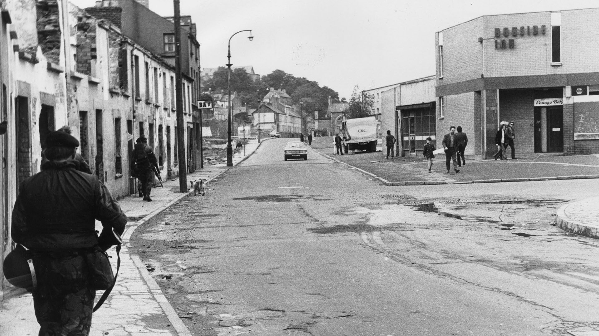 Soldados británicos del regimiento real de fusileros patrullan las calles de la zona de Bogside, de Derry, tras la masacre del “Domingo sangriento”