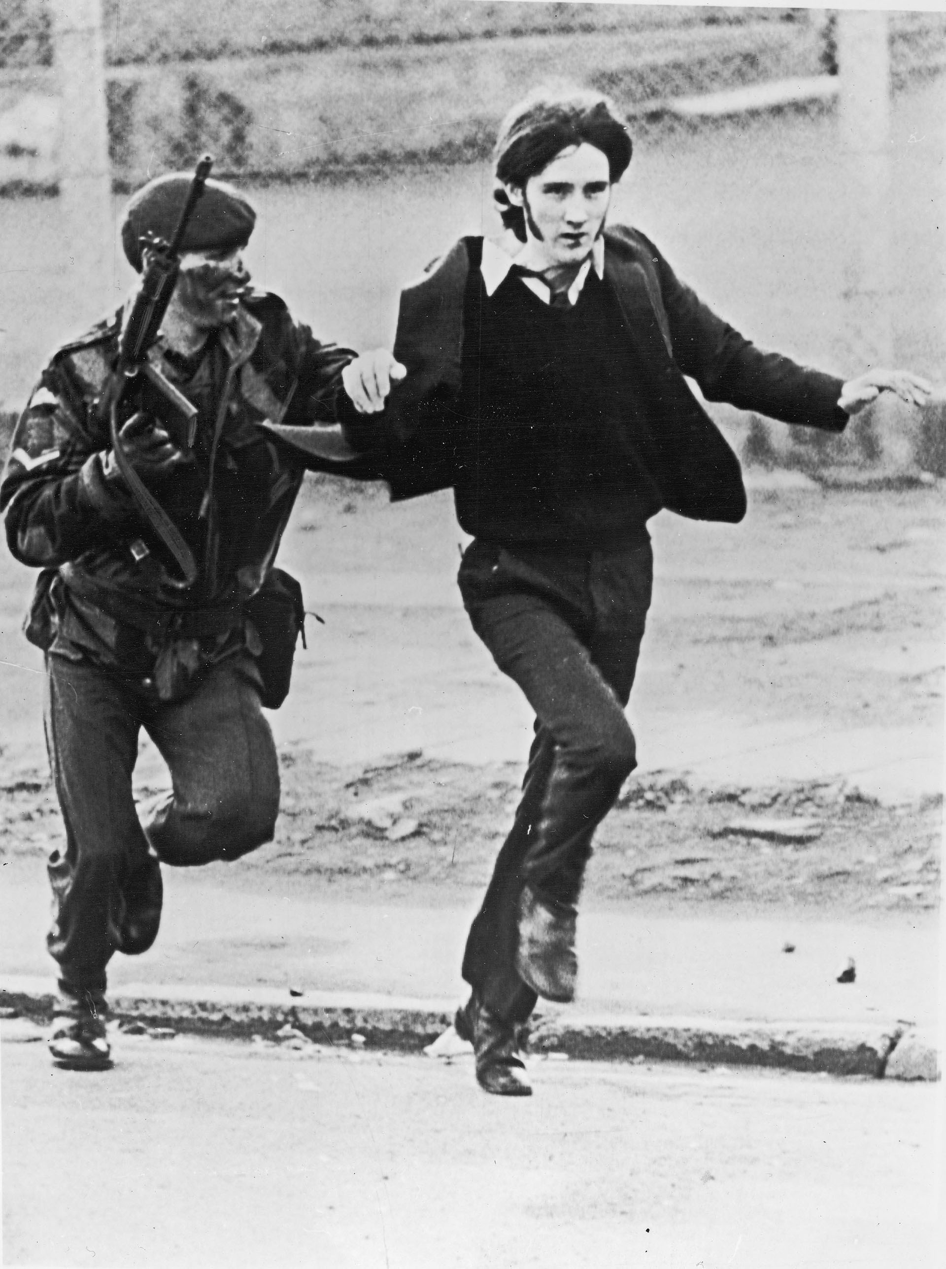 Un manifestante es capturado por parte de un soldado del Batallón de Paracaidistas británico