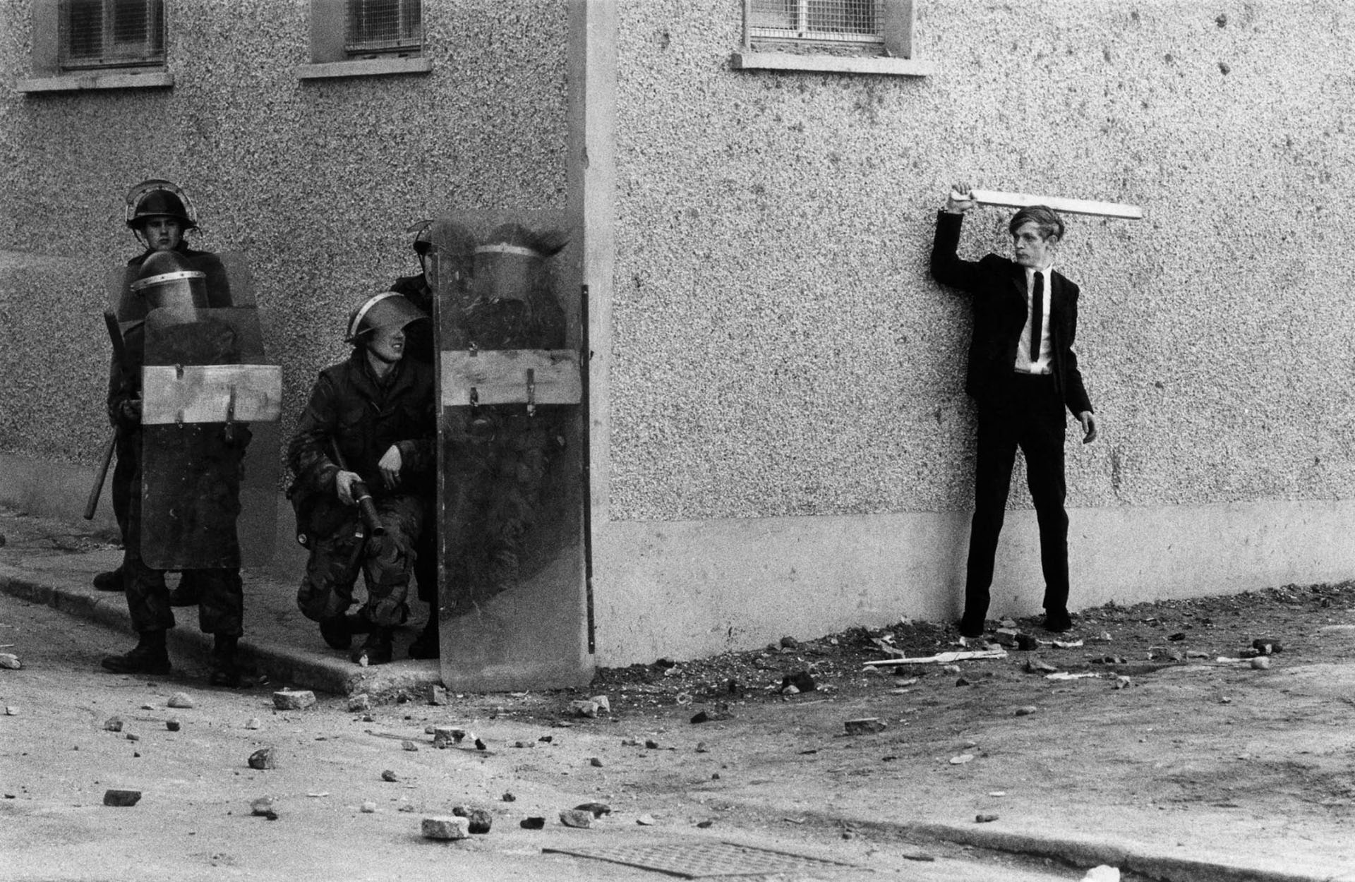 Un irlandés se defiende con un palo del Batallón de Paracaidistas británico durante el Domingo Sangriento.