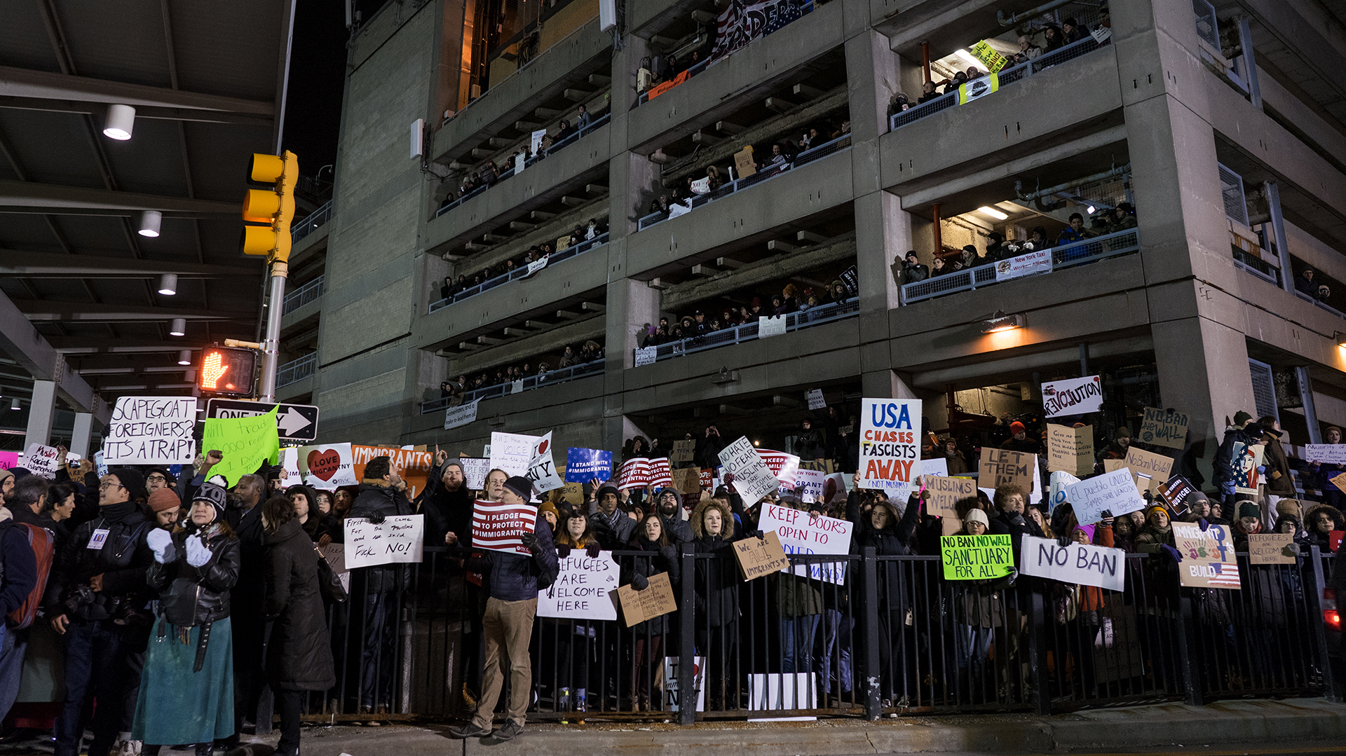 Protestas en los principales aeropuertos de EEUU en rechazo a la medida de Trump.(AFP)