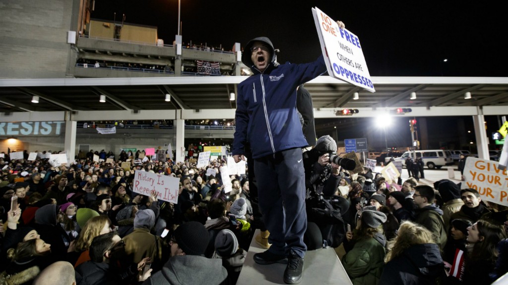 Protestas en el aeropuerto de Nueva York tras la firme del veto migratorio de Trump.
