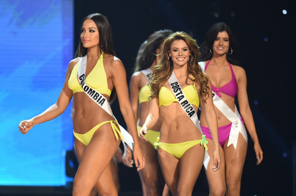 Las candidatas, en el desfile de traje de baño