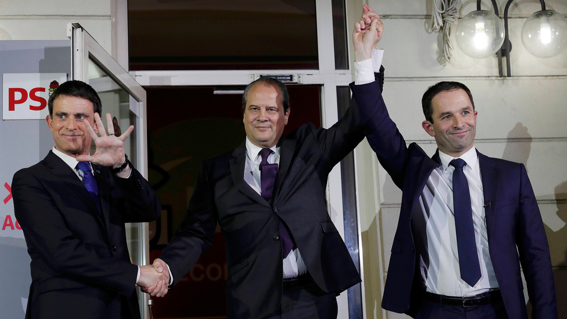 Hamon junto al ex primer ministro Valls y al secretario Cambadelis (Reuters)