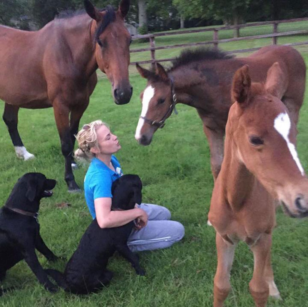 Samantha trabajaba en un establo y siente pasión por los caballos