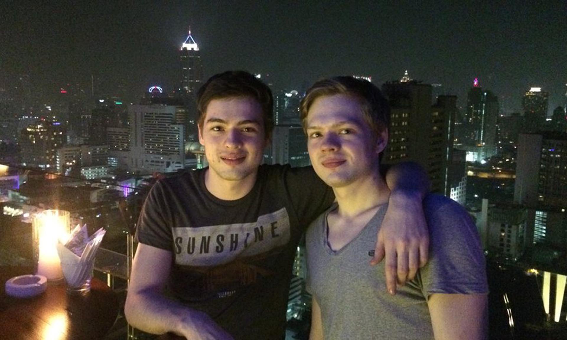 Tim y Alex, en una foto más reciente. Ninguno de los dos vive en Rusia