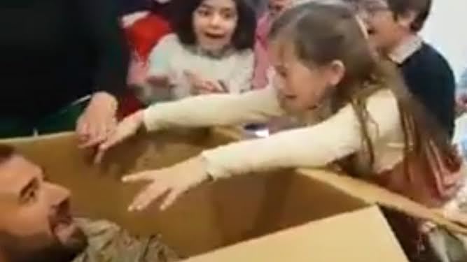 La pequeña cumpleañera cuando descubre a su padre en el interior del regalo rompe a llorar y entra a la enorme caja para fundirse en un tierno abrazo