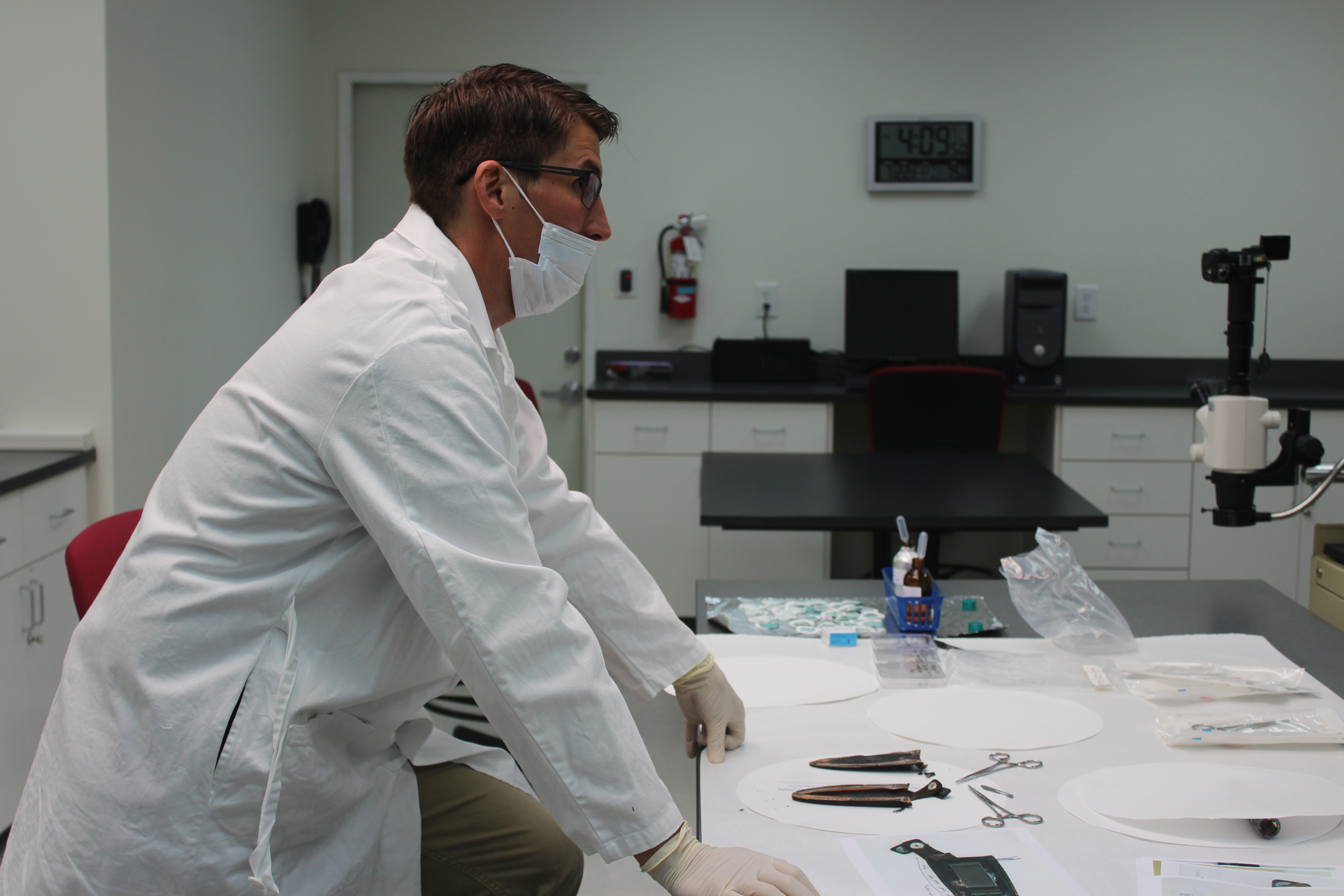 En el laboratorio forense, la funda del cuchillo que puede haber sido el arma homicida