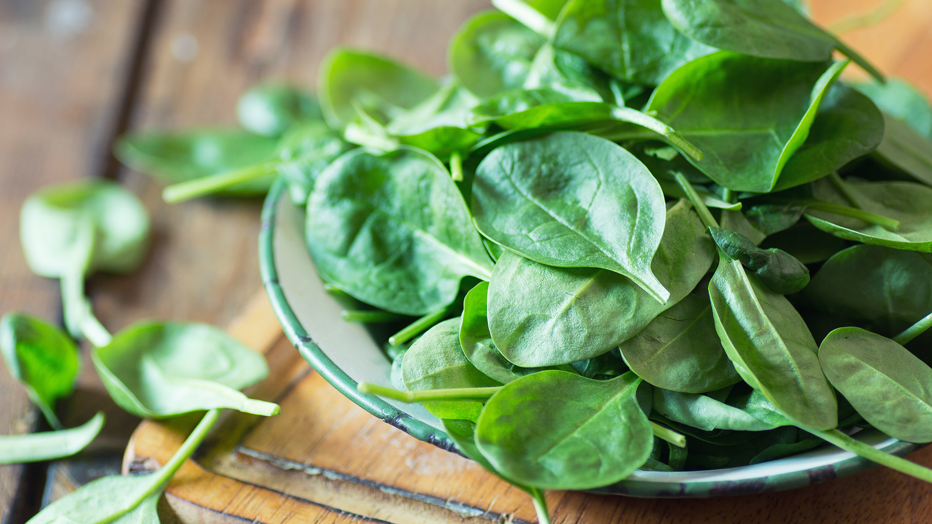 La espinaca es una de las hojas verdes que más propiedades nutritivas tiene (iStock)