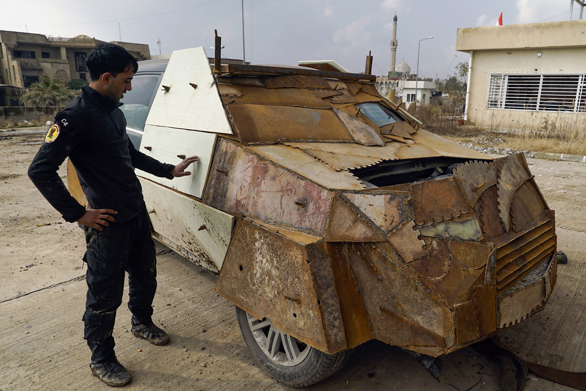 Una camioneta blindada del ISIS, capturada por el Ejército regular y sus aliados (AP)