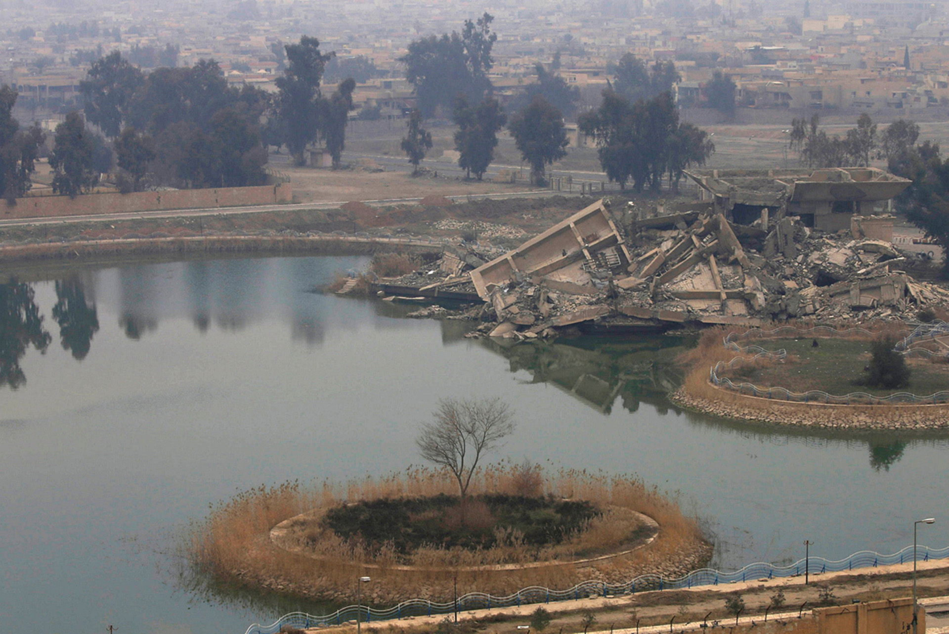 Uno de los antiguos palacios del dictador Saddam Hussein, destruido por los combates (Reuters)