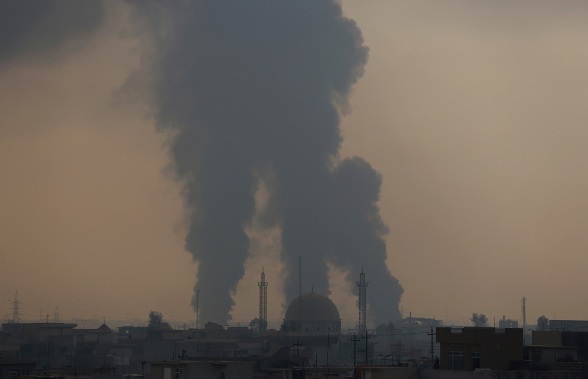 El humo de los combates en el barrio al Bakr en diciembre (AP)