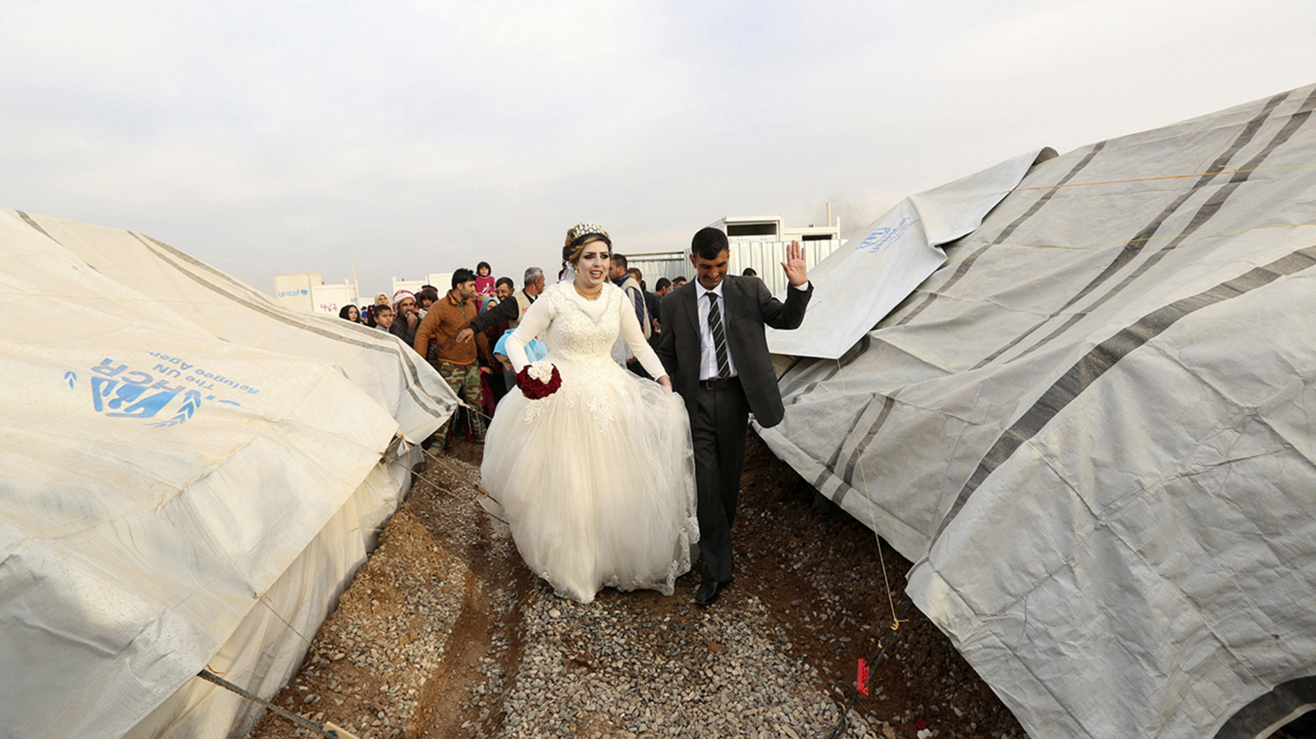 Jassim Mohammed y Amena Ali se casaron en un campo de refugiados en las afueras de Mosul (AP)