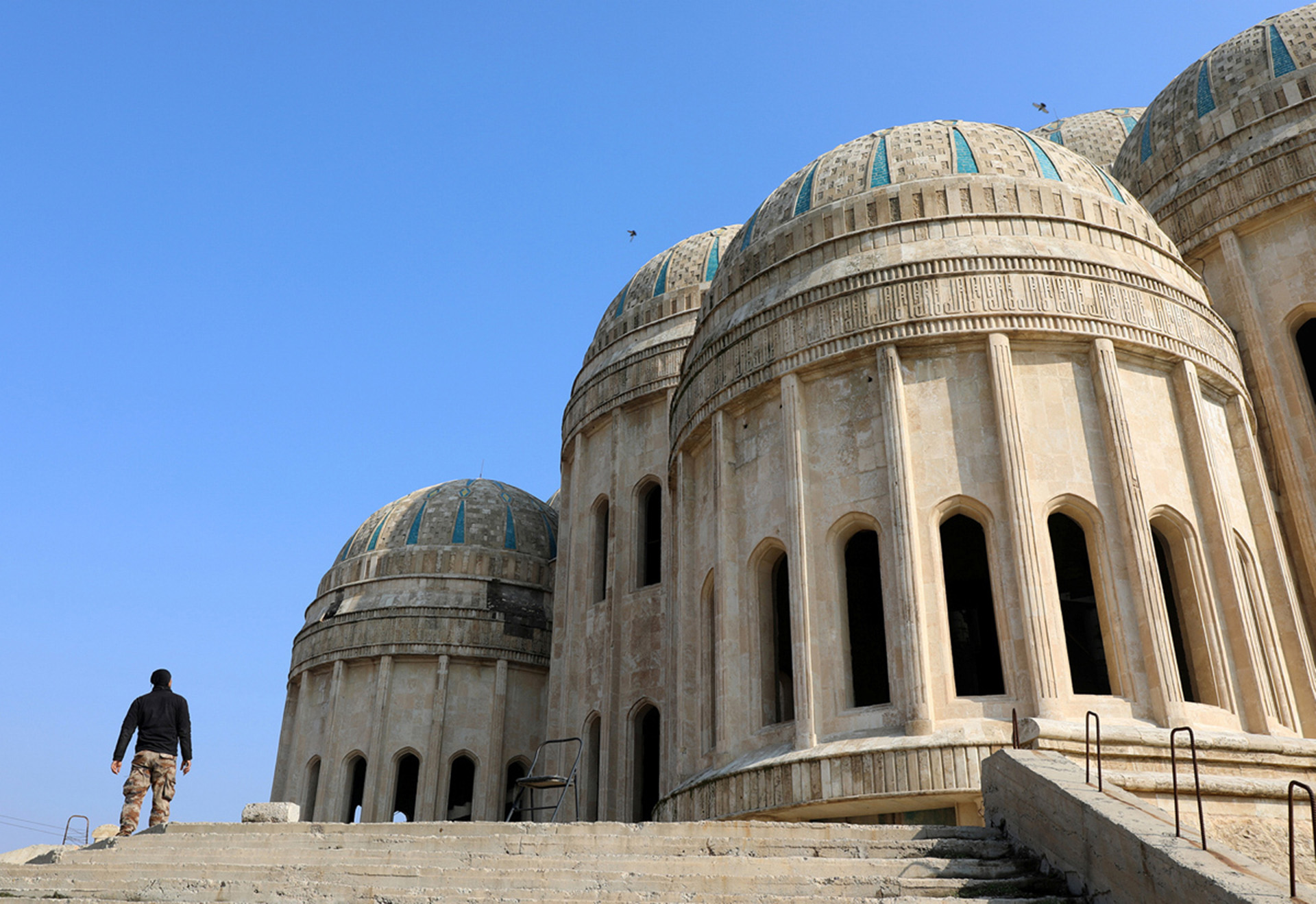 Un soldado iraquí camina alrededor de una mezquita llamativamente intacta (Reuters)