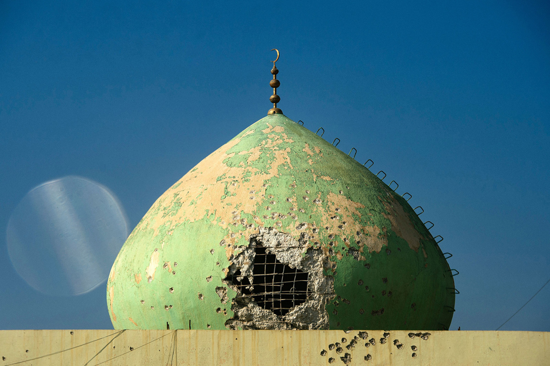 Una mezquita en el barrio de al Andalus que sufrió daños durante los combtaes (AFP)