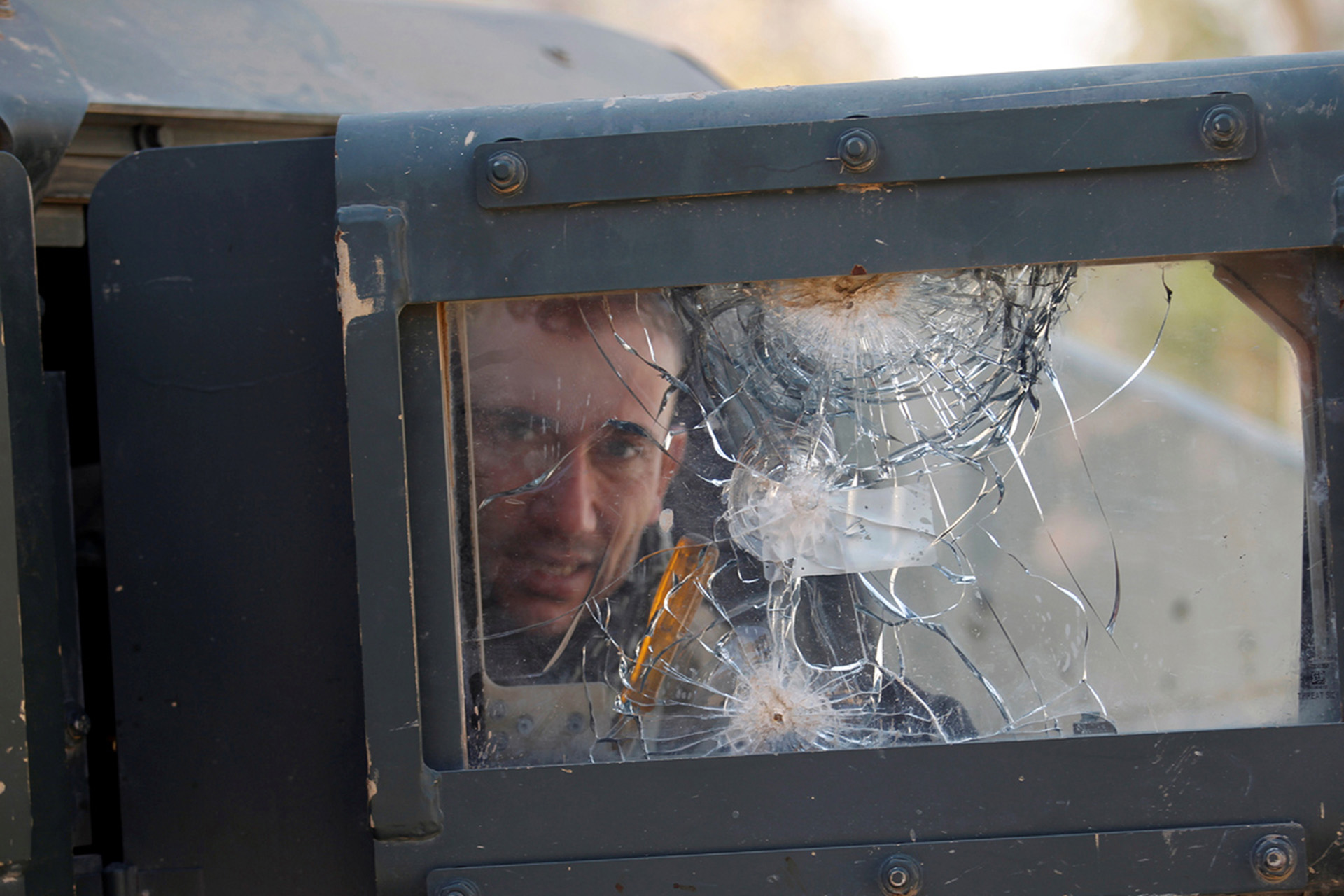 Un miembro de las Fuerzas de Acción Rápida de Irak dentro de un vehículo militar que ha participado de combates (Reuters)