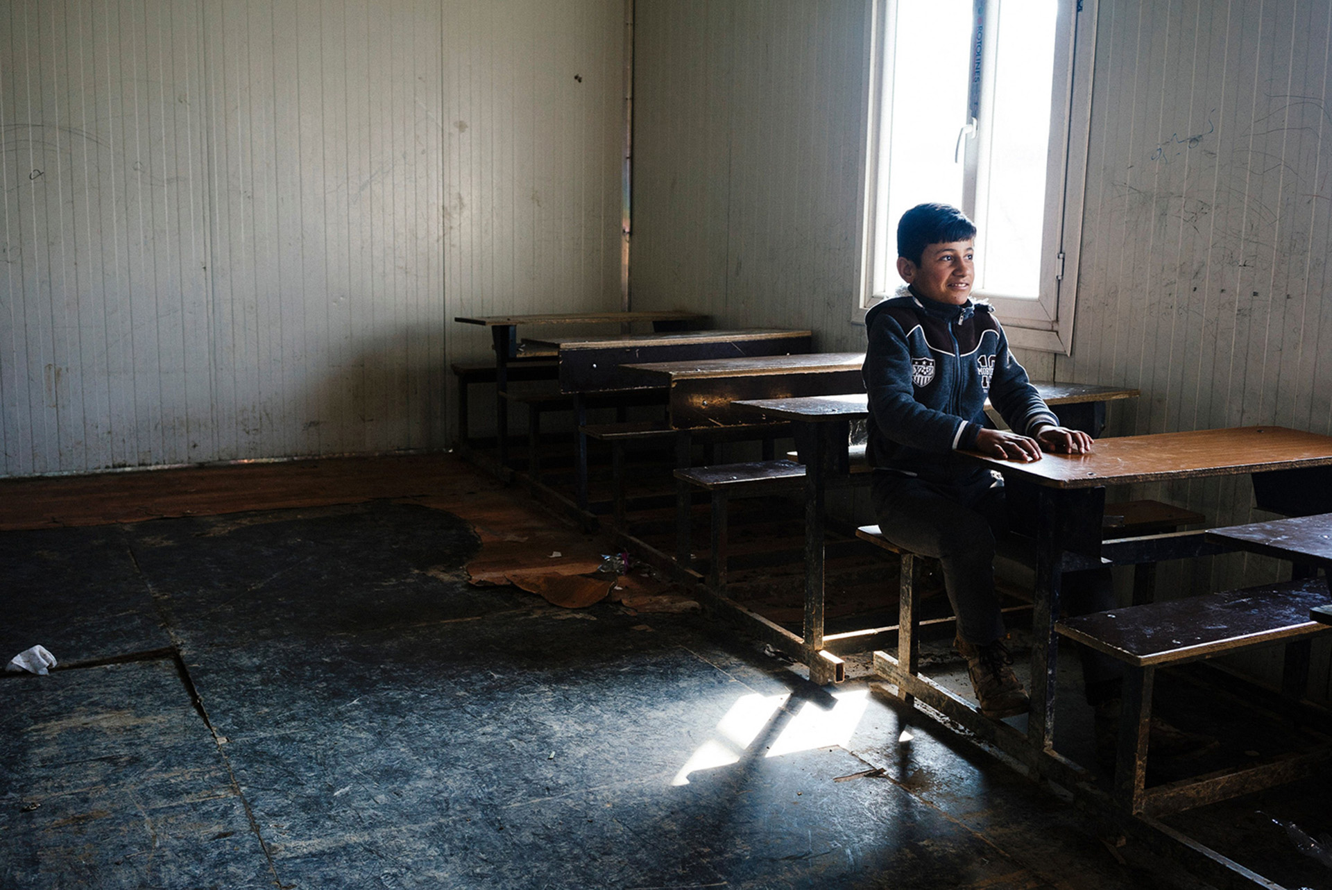 Un niño iraquí vuelve a clases tras la liberación del distrito de Gogjali (AFP)