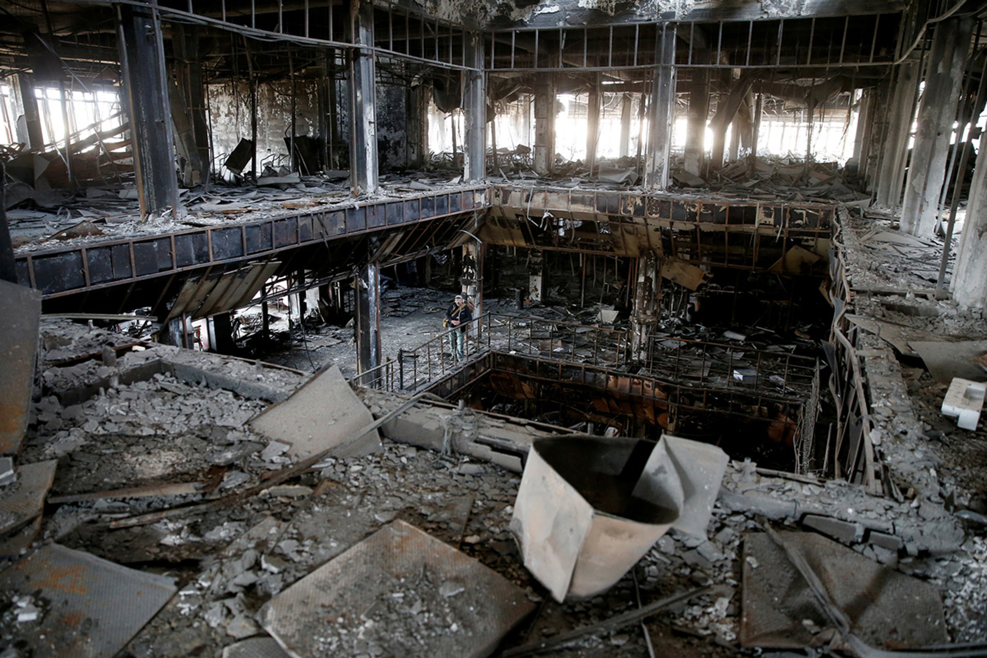 Lo que queda de la biblioteca de la Universidad de Mosul tras los combates (Reuters)