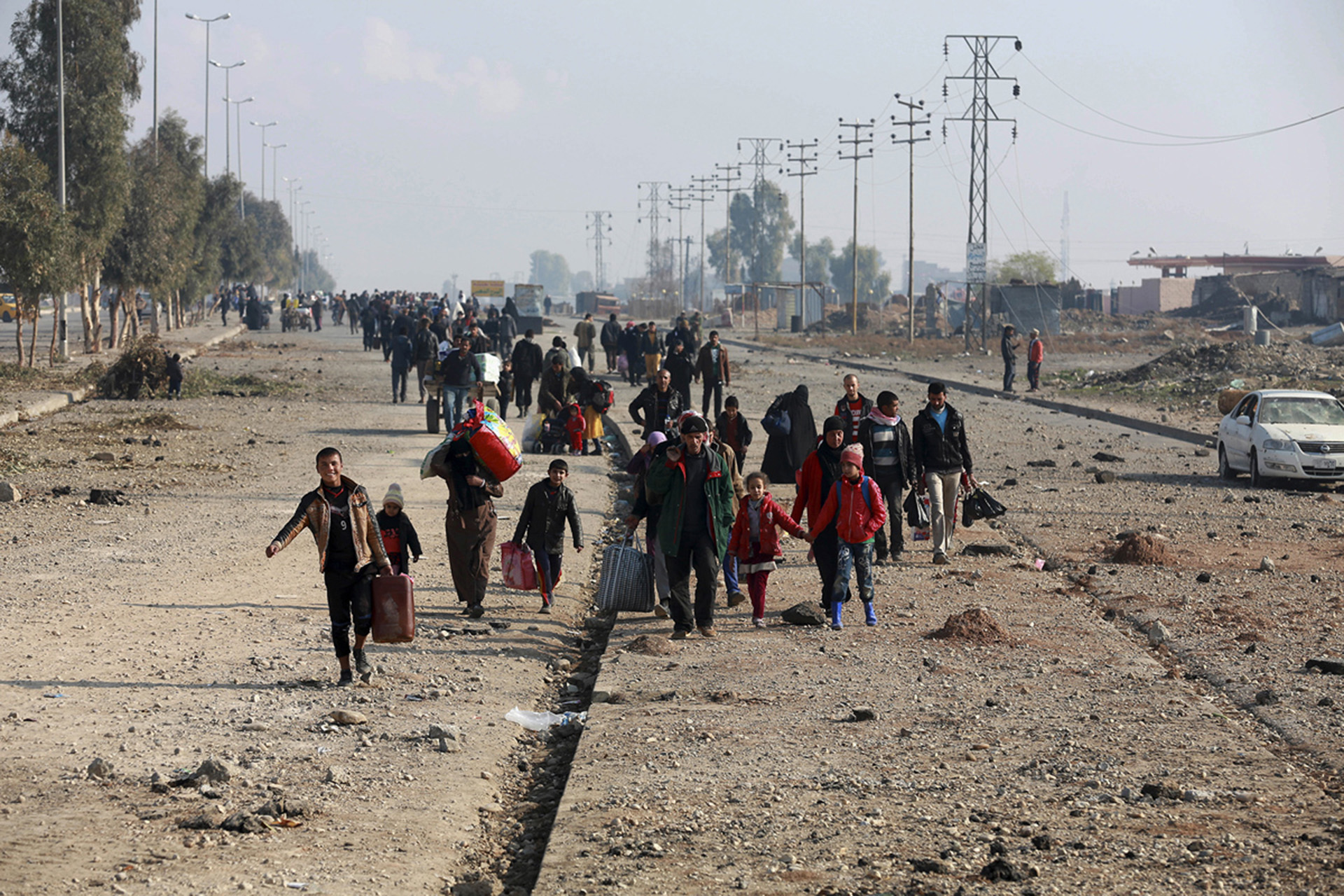 Iraquíes desplazados que escaparon de los combates vuelven a sus casas en el este de Mosul tras la victoria de las fuerzas de seguridad sobre el ISIS (AP)