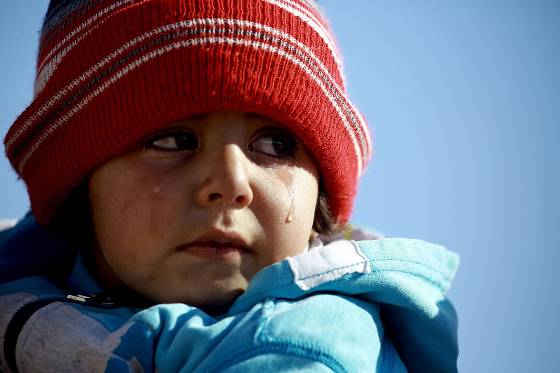 El llanto de un niño que se encuentra en el campo de refugiados al Hol, mantenido por la ONU (AFP)