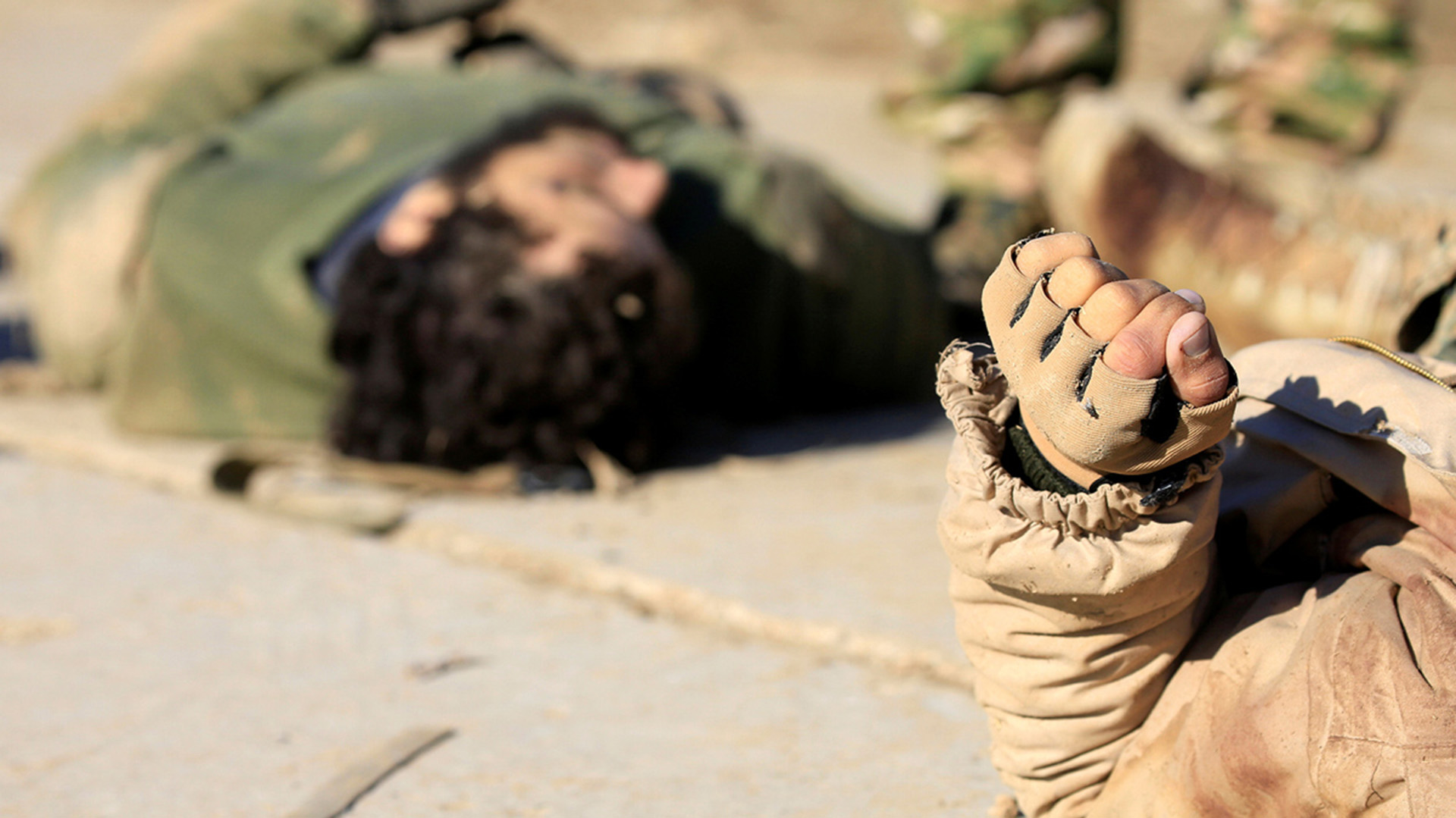 Cuerpos de militantes del ISIS en el distrito de Antesaar (Reuters)